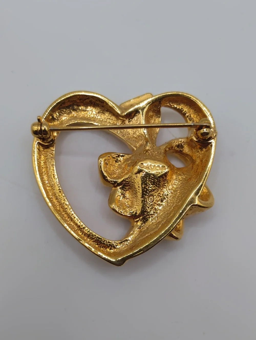 Avon August Birthstone Open Heart Gold Tone Brooch 1992